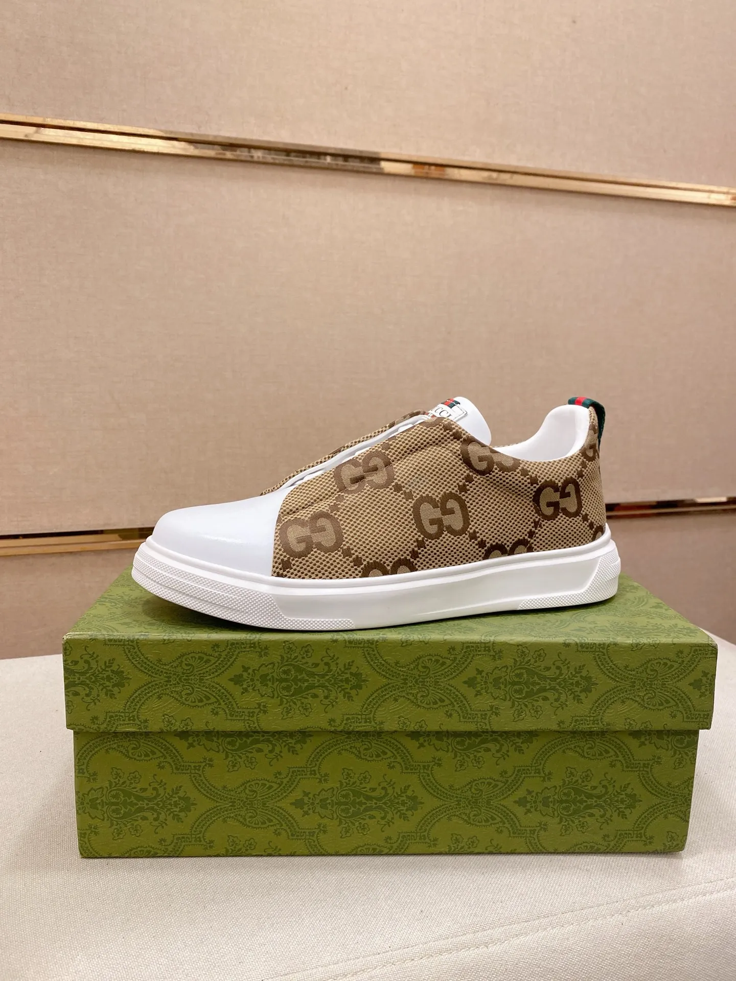 Ex-factory price 400💰【Gucci】Gucci men’s latest series of casual shoes! The official website is built 1:1. The upper is made of imported high-quality cowhide, and the lining is made of high-quality sheepskin, which is soft and comfortable. Picky selection of materials and exquisite workmanship give you the best enjoyment. Number of yards: 38-44 yards.